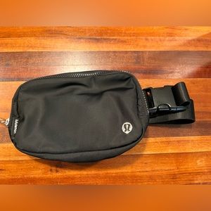Lululemon Everyday belt bag w/ extender strap